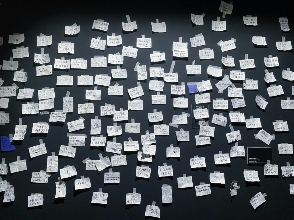 pexels-elvis-yang-73327420-8886437 Multiple sticky notes on wall